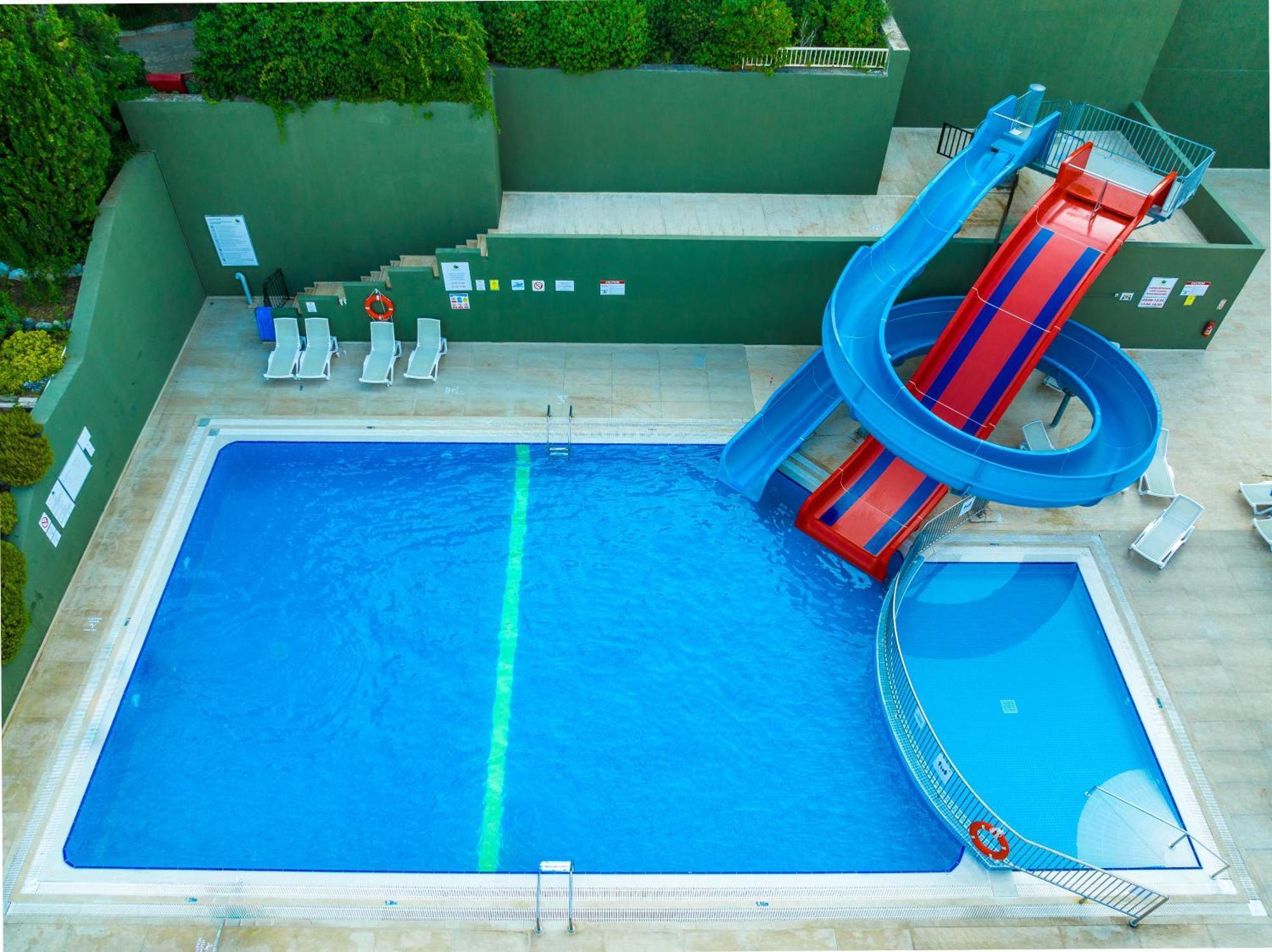 Labranda Mares Marmaris Hotel Ngoại thất bức ảnh Aerial view of the swimming pool