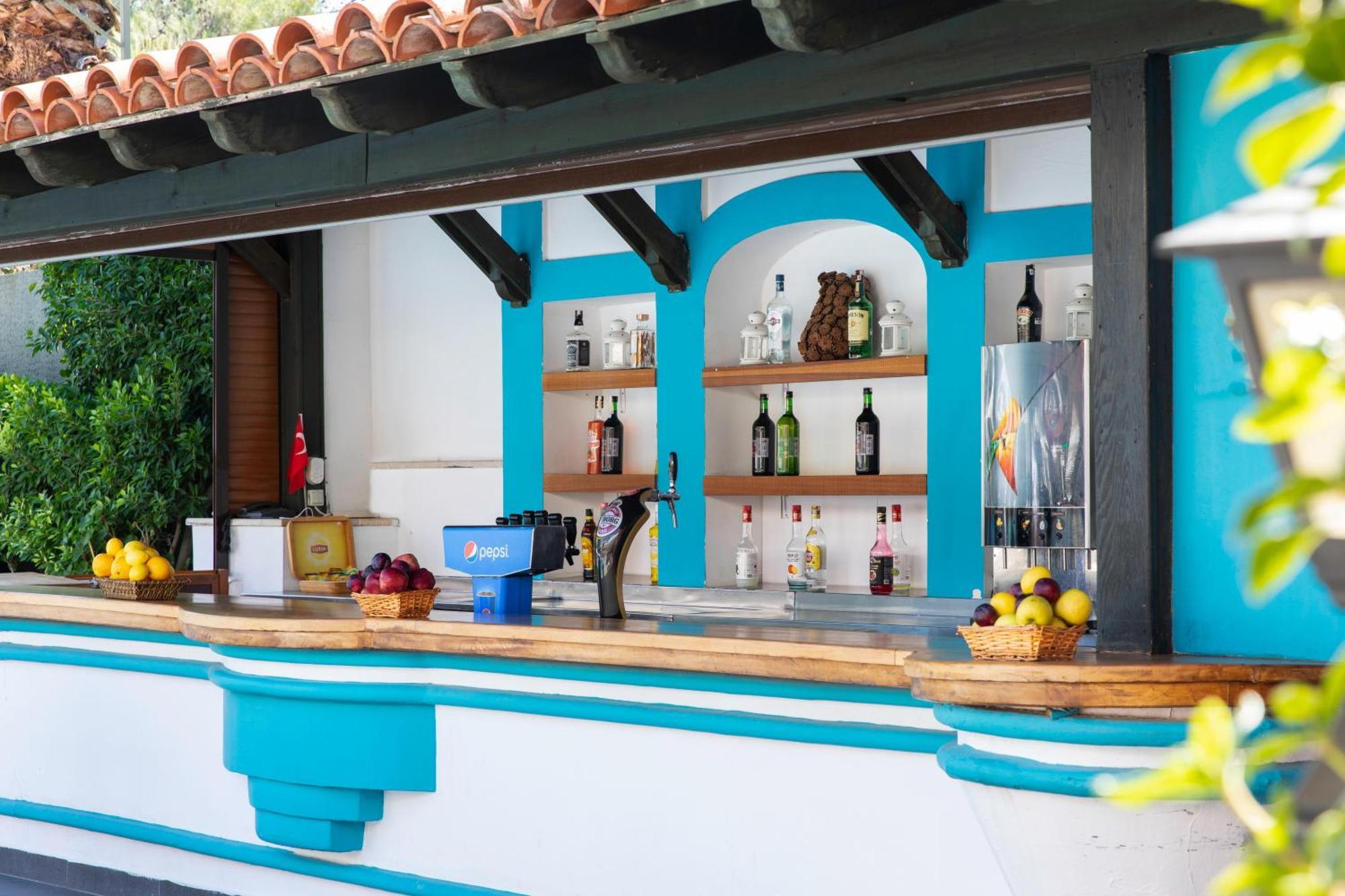 Labranda Mares Marmaris Hotel Ngoại thất bức ảnh The bar at the pool