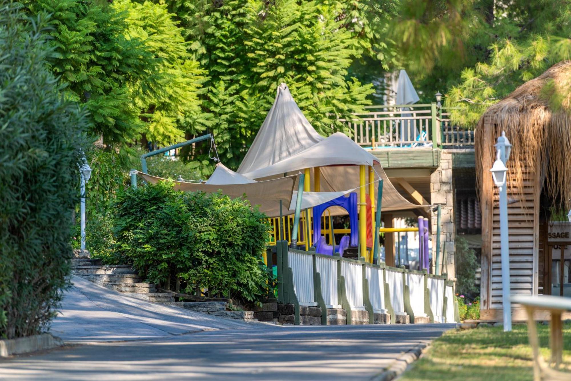 Labranda Mares Marmaris Hotel Ngoại thất bức ảnh The playground at the southern end of the park