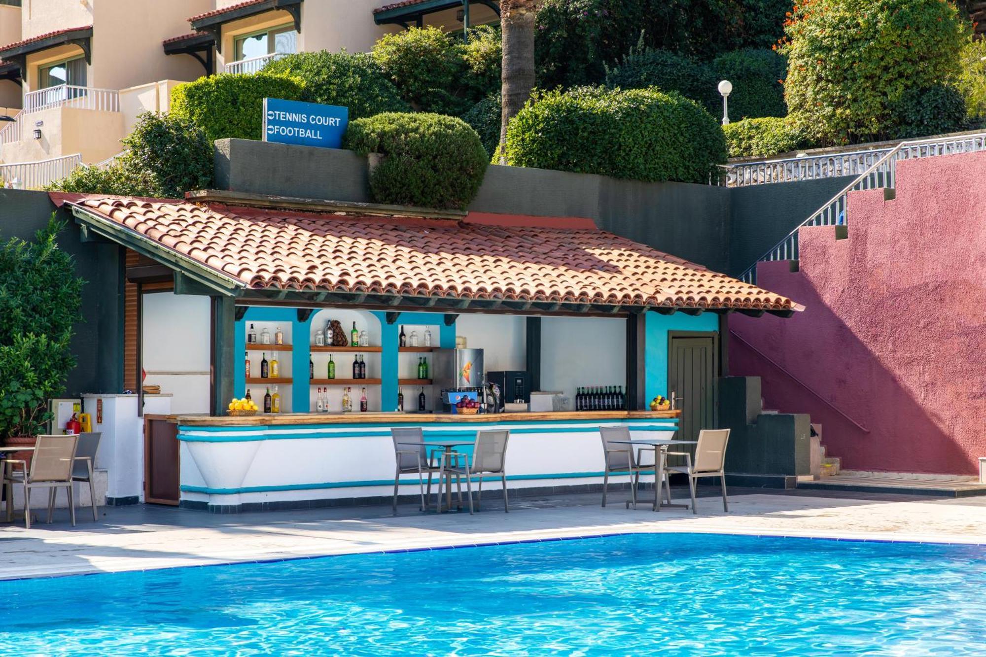 Labranda Mares Marmaris Hotel Ngoại thất bức ảnh A pool bar in a hotel in Turkey