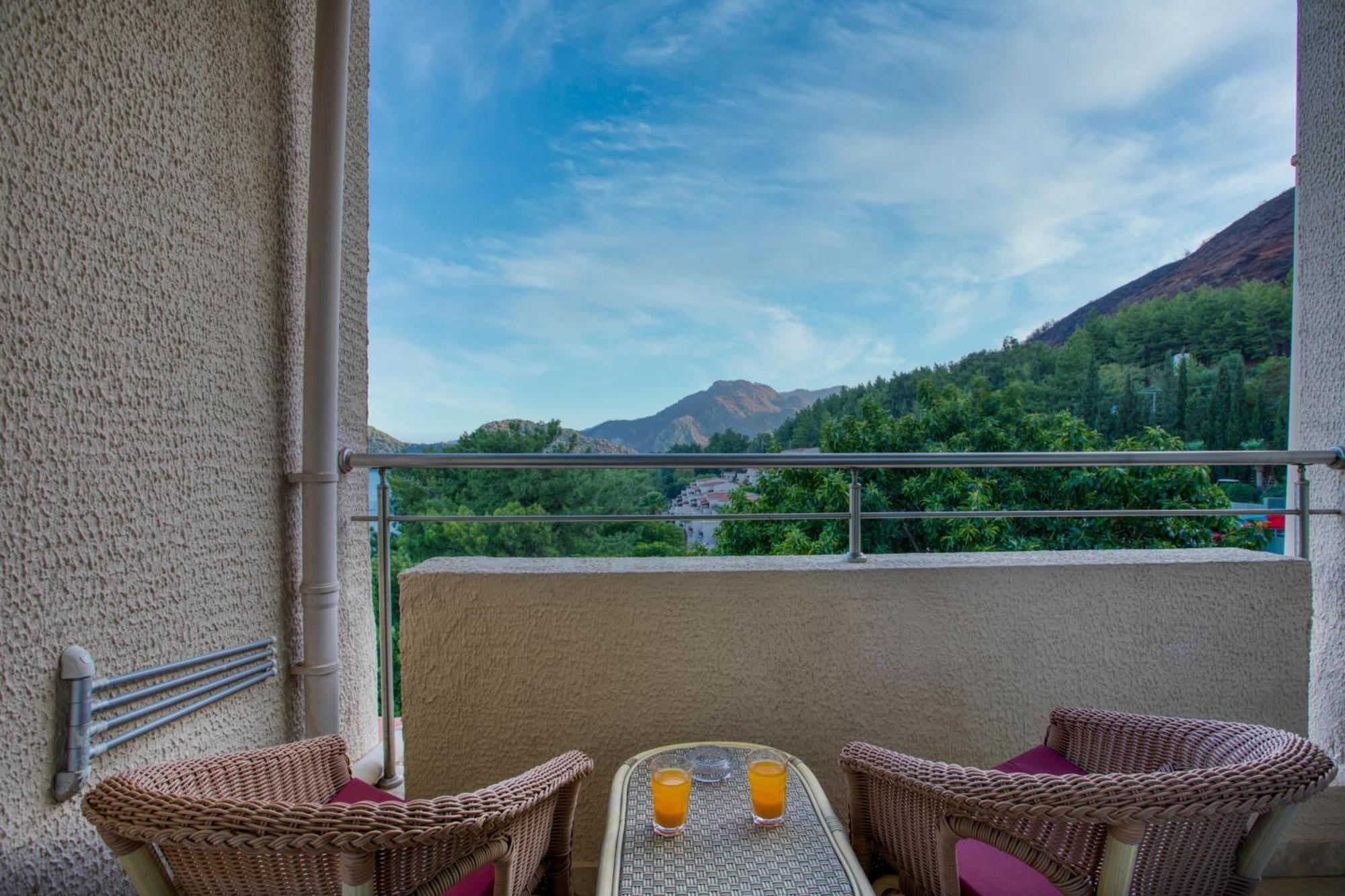 Labranda Mares Marmaris Hotel Ngoại thất bức ảnh View from the balcony of a hotel room