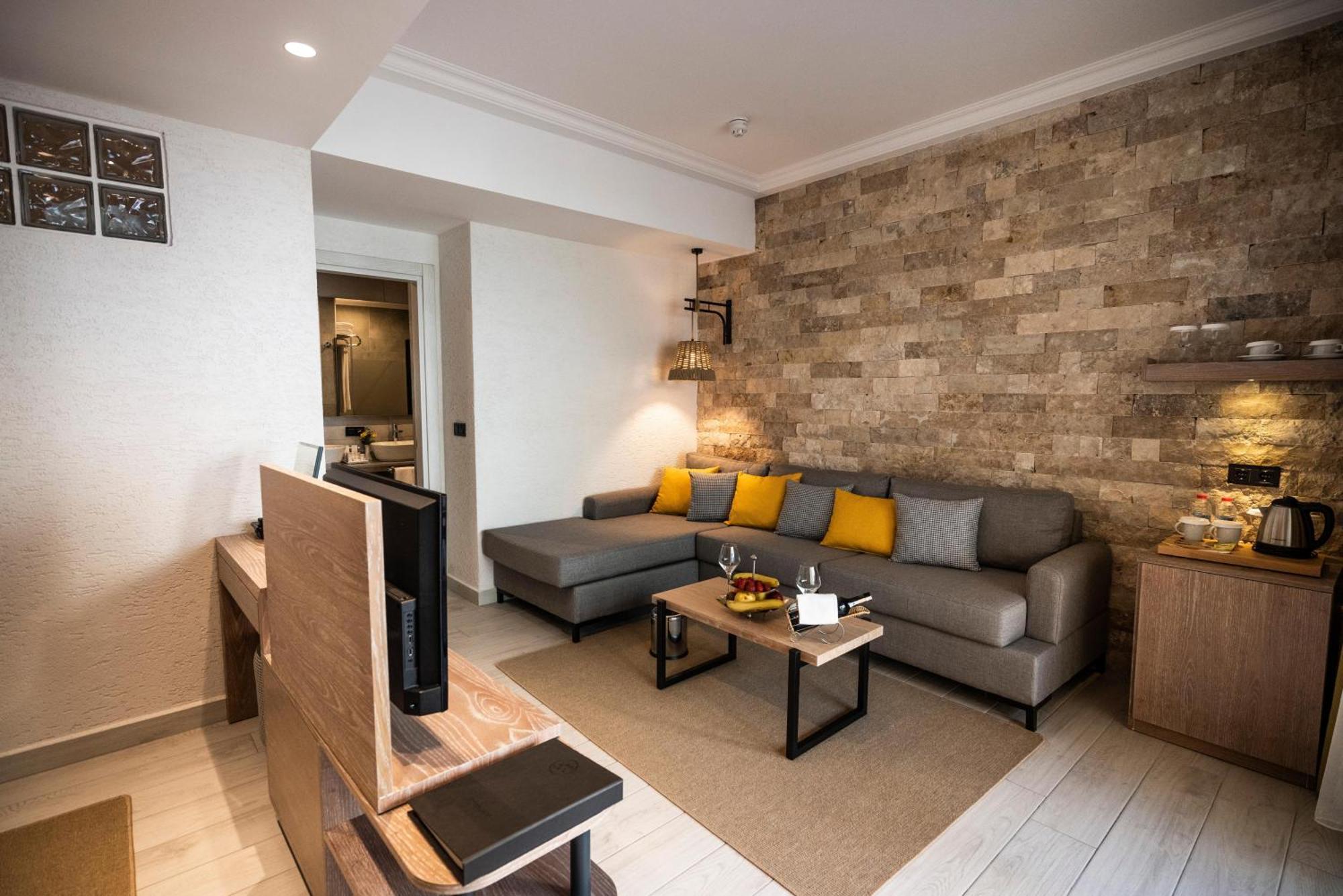 Labranda Mares Marmaris Hotel Ngoại thất bức ảnh A living room in a typical apartment